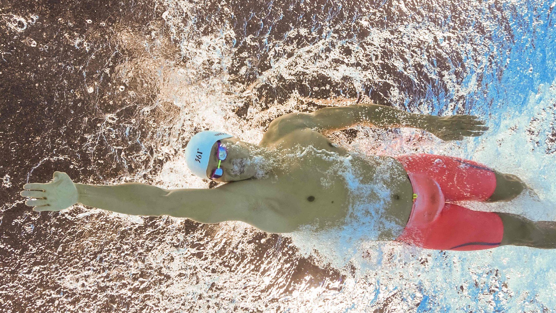 “宽板滑水：东三叉湖赛场展现速度与技术的完美结合”