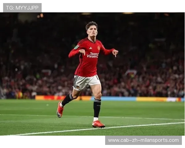 曼联前场连续传递抢眼，加纳乔抽射稍稍偏离